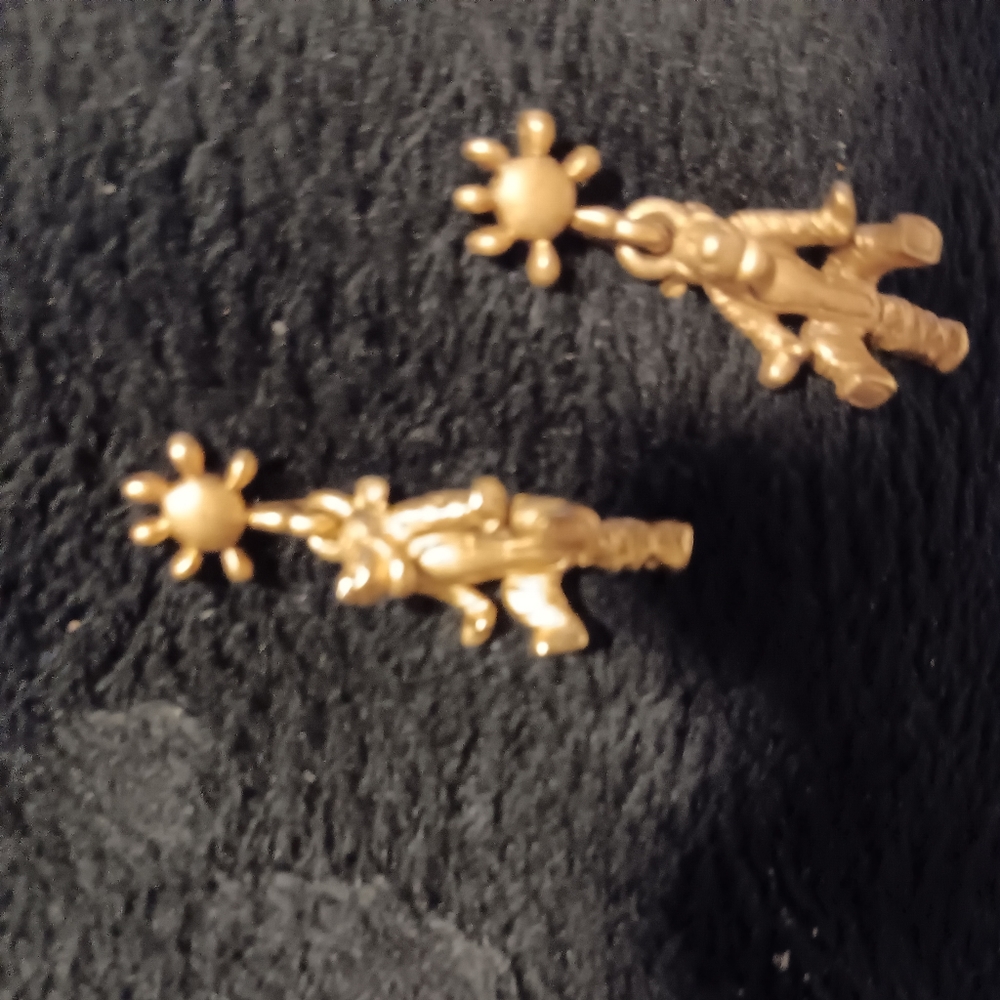 Vintage Winnie-the-Pooh 'Tigger' dangling earrings.  gold tone    brand new.
